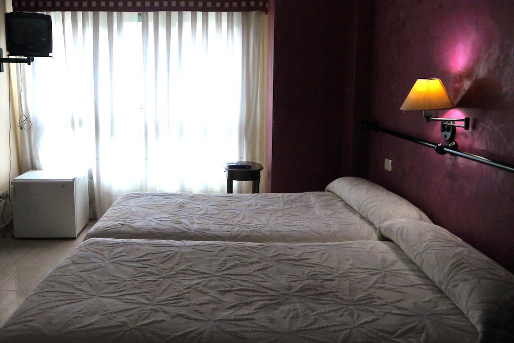 Hotel Lena Pola de Lena Phòng bức ảnh