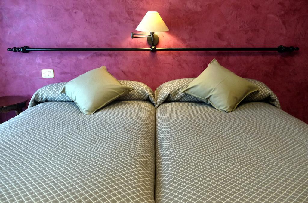 Hotel Lena Pola de Lena Phòng bức ảnh