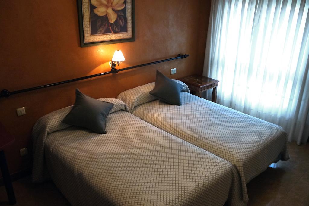 Hotel Lena Pola de Lena Phòng bức ảnh